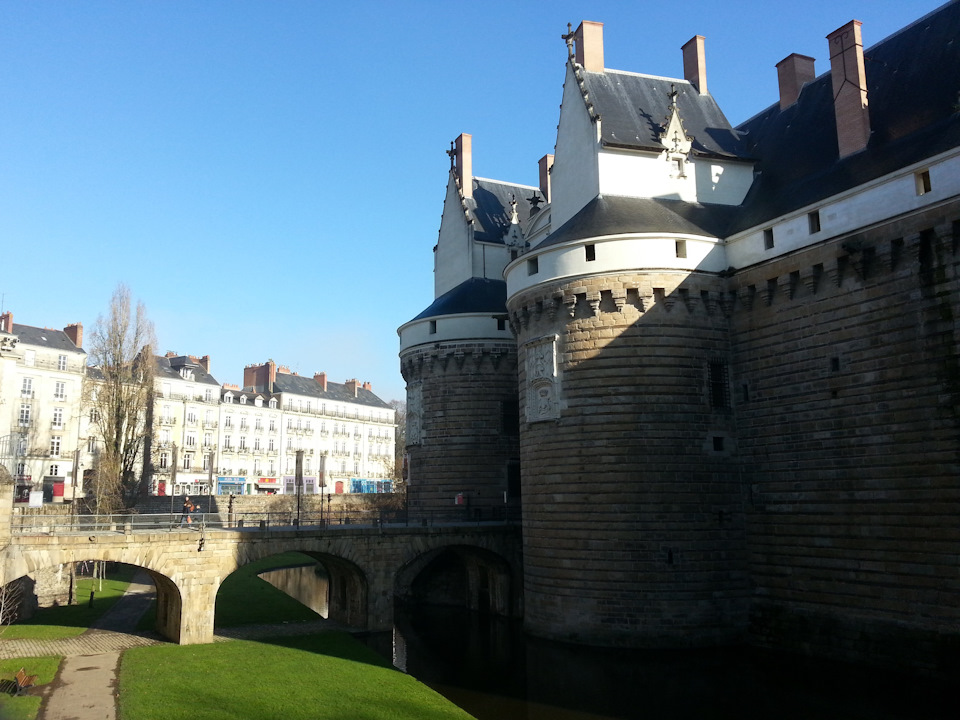 Замок Бретонских герцогов. — Audi A4 (B9)