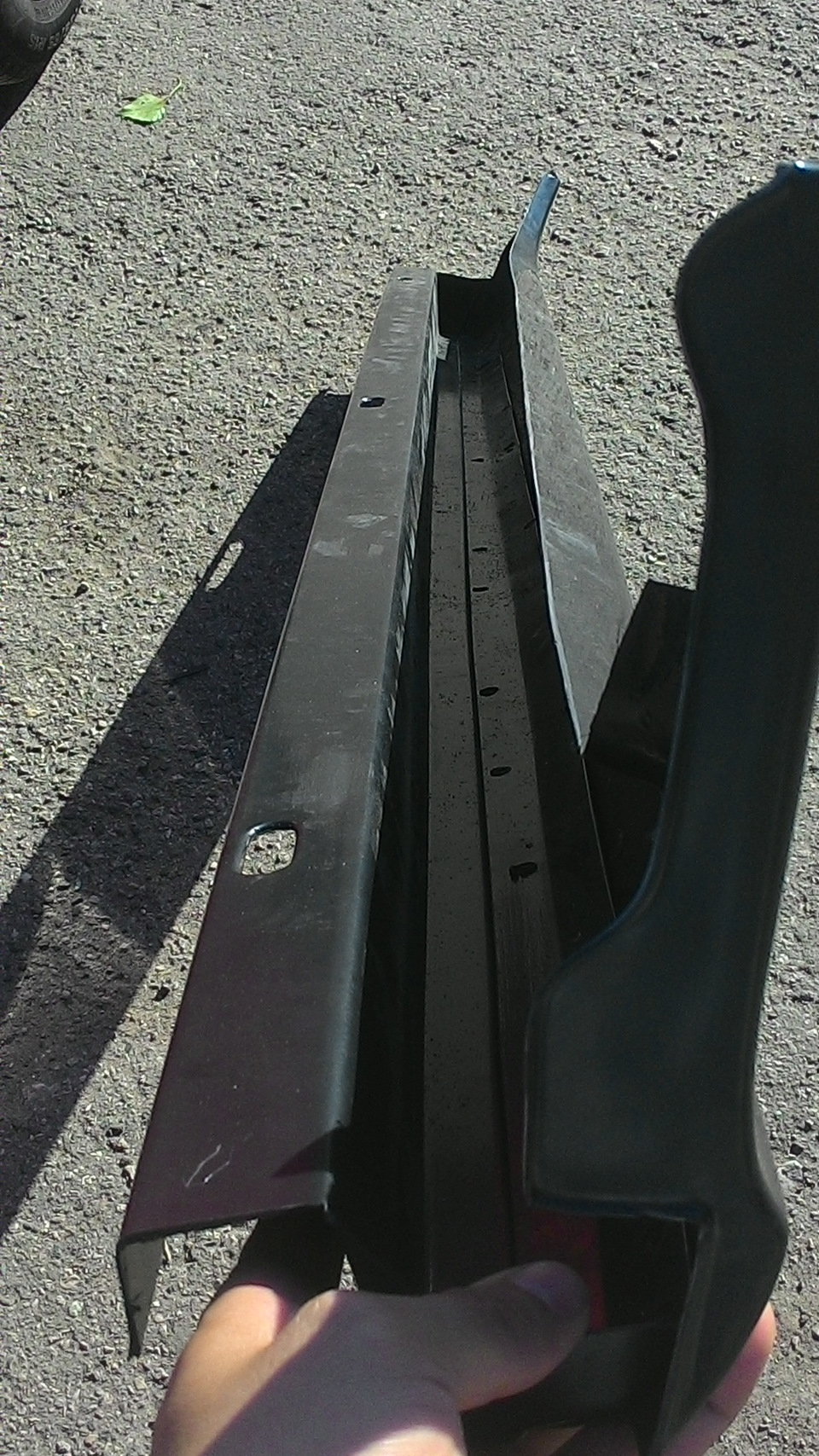 Сам порог — довольно внушительная конструкция с ответной частью))) Кстати если заметили отверстия как раз под заводские заглушки))) — Renault Logan (2G)