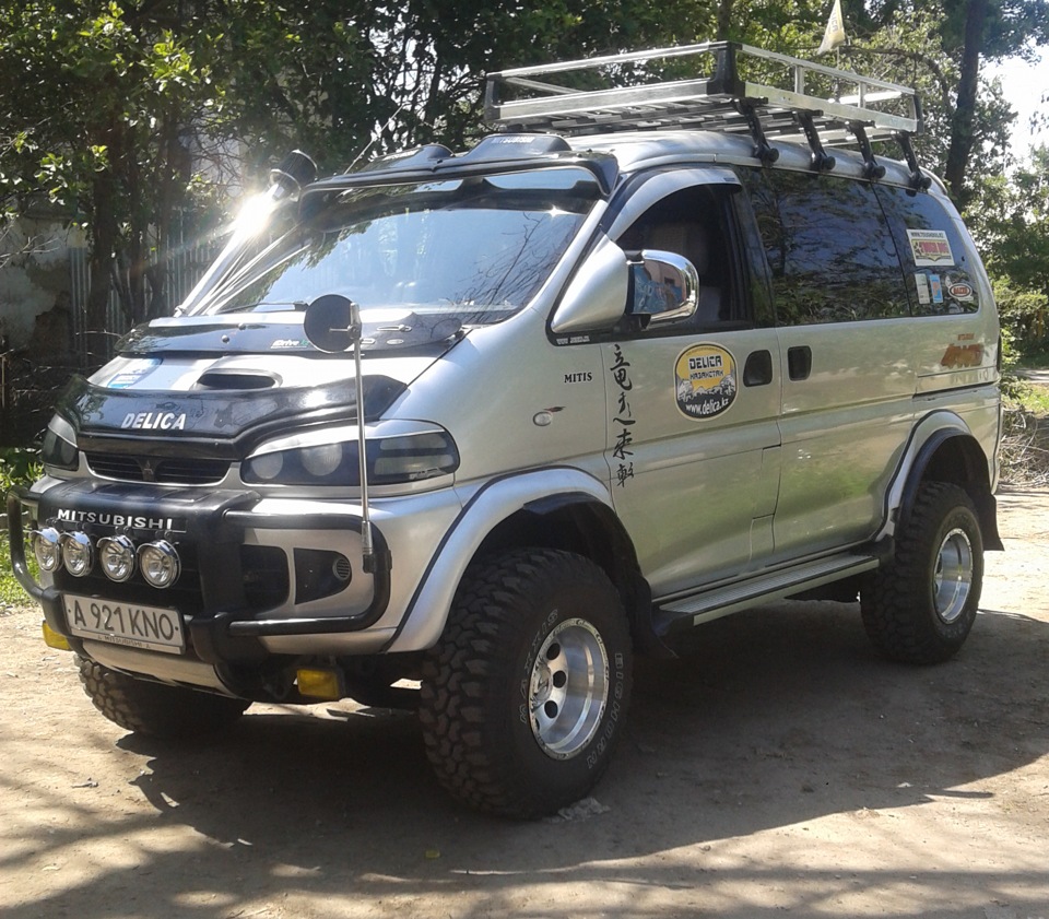 Тюнинг delica. Митсубиси Делика. Делика 4 поколения. Mitsubishi Delica l200.