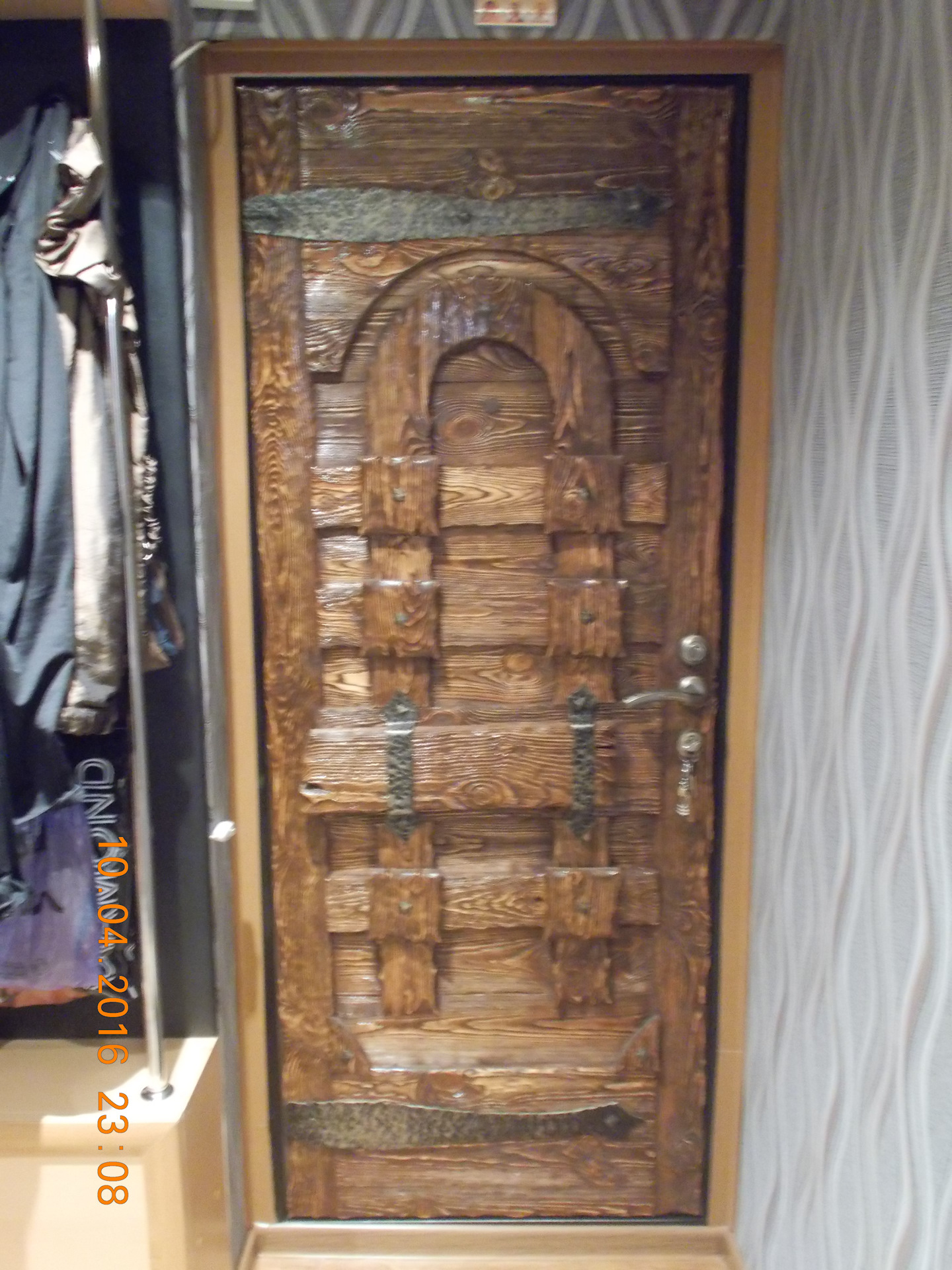 Самодельный дверной. Двери под старину. Деревянные двери под старину. Дверь металлическая входная самодельная. Двери под старину из дерева.