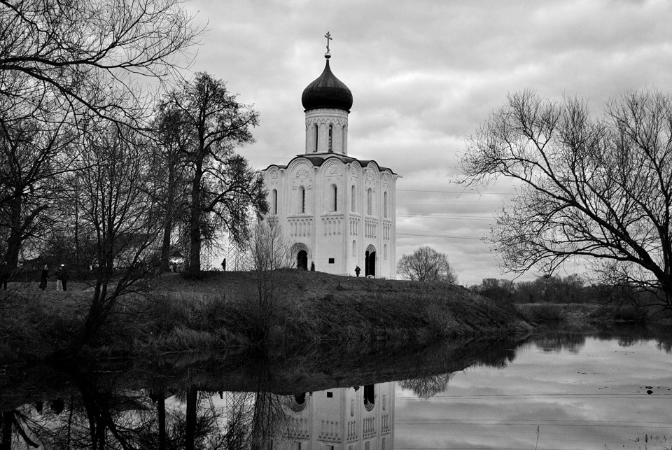 Церковь черно белая