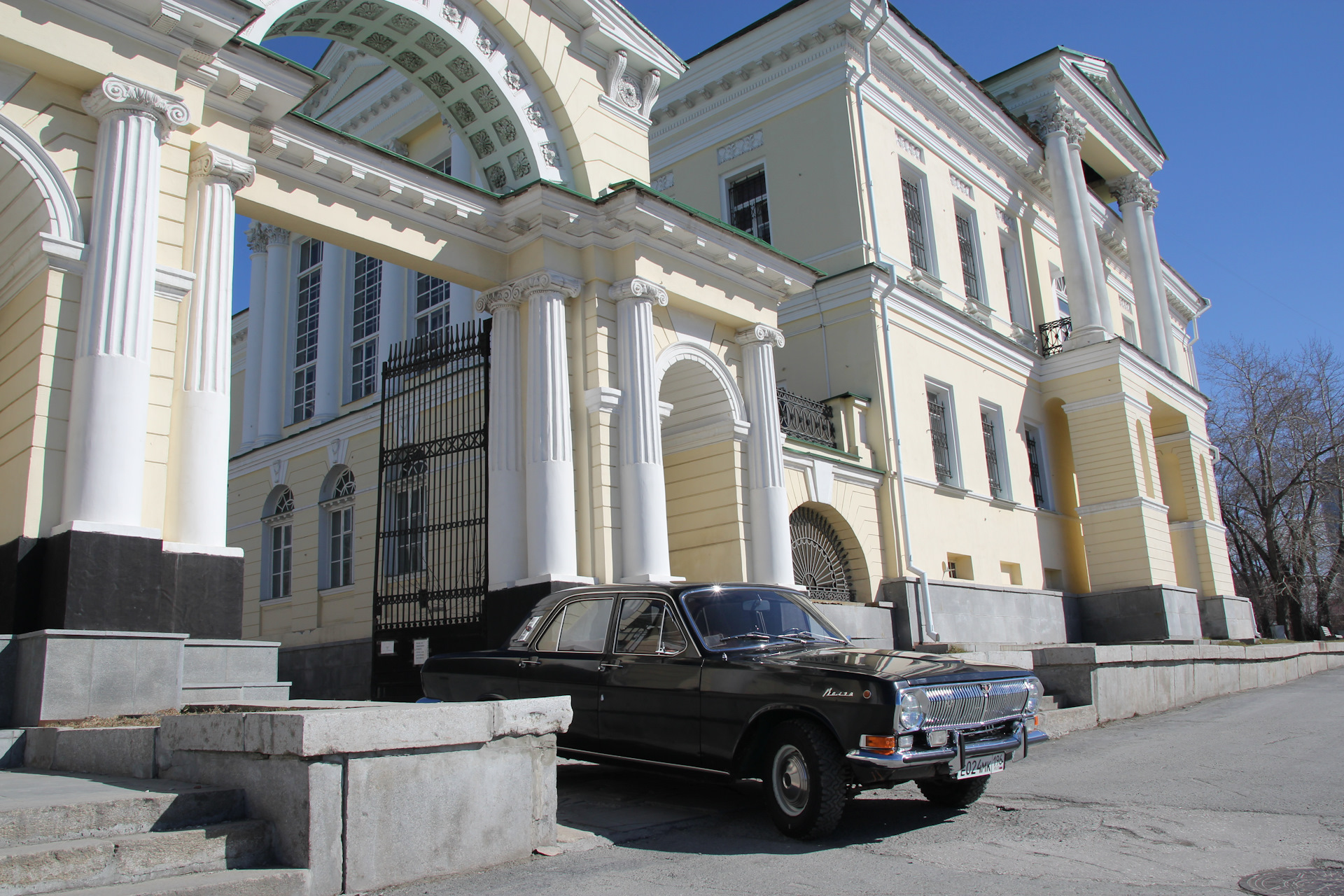 Дом расторгуева фото. Усадьба Расторгуевых Харитоновых деталь. Дом Расторгуева. Фото внутреннего двора усадьбы Расторгуевых Харитоновых. Картинка дом семьи Харитоновых.