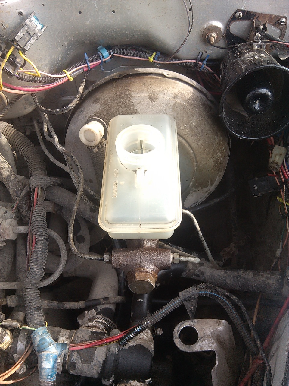 Потек главный тормозной цилиндр — Lada 21093i, 1,5 л, 2003 года ...