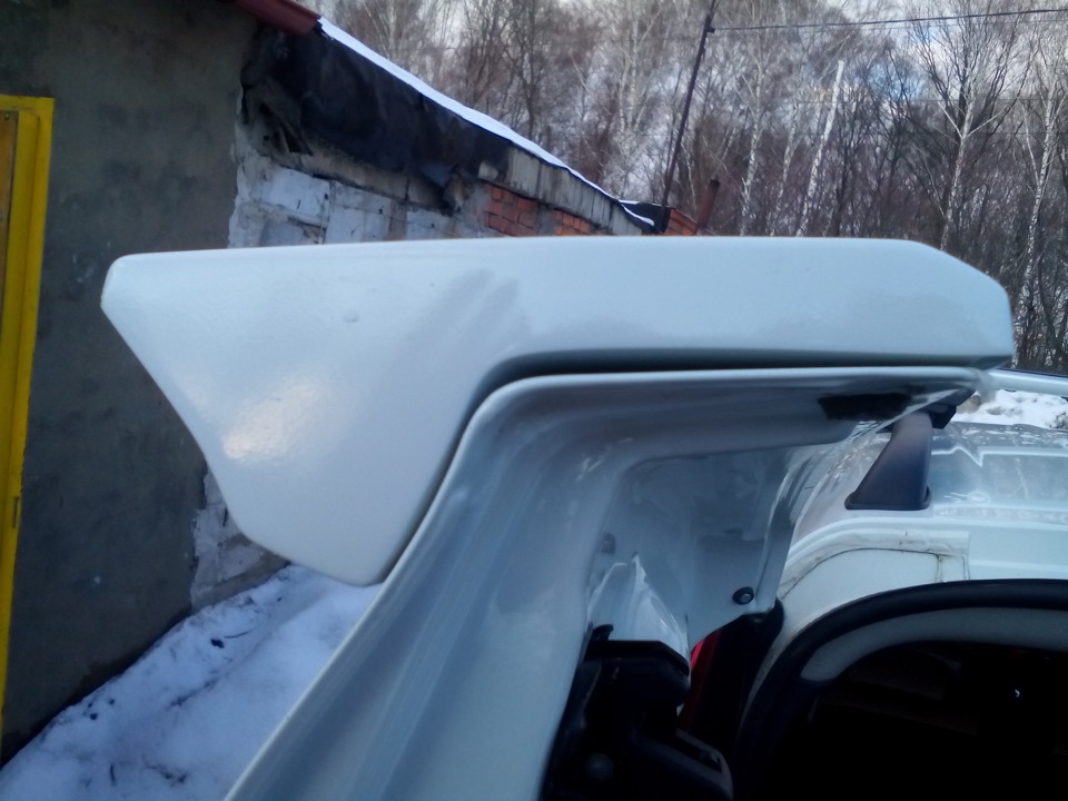 наживил болтом на место пока без герметика (левая дверь) — Lada Ларгус