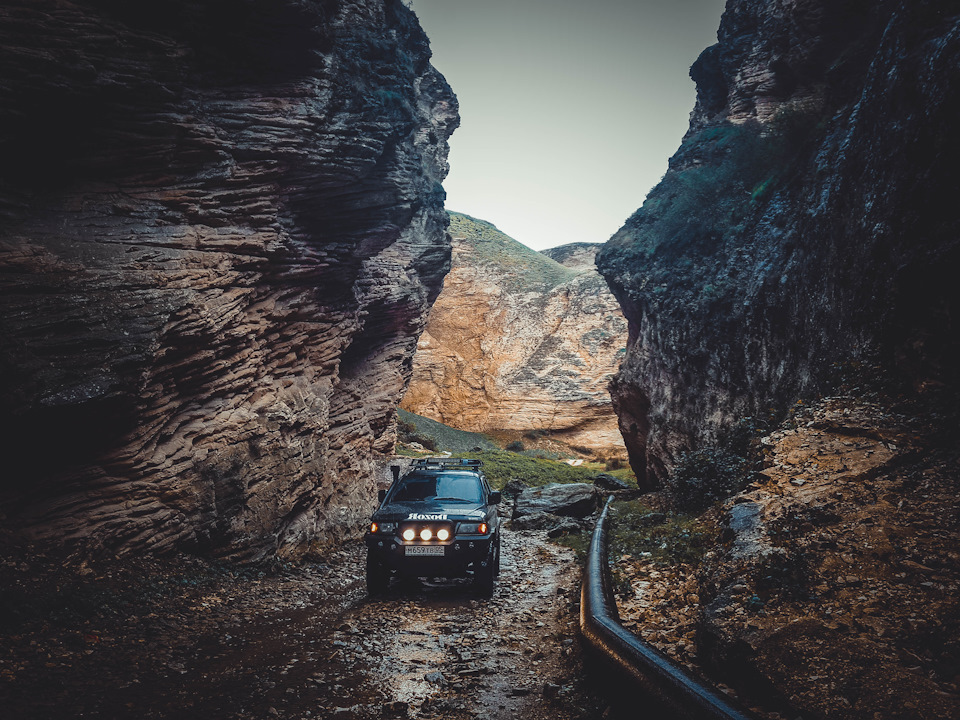 Тоже симпотное местечко…вблизи к выезду из расщелины… — Mitsubishi Montero Sport (1G)