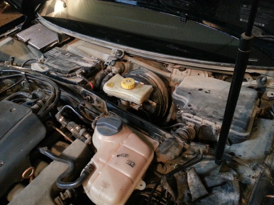 Замена тормозного вакуума и заднего суппорта — Volkswagen Passat B5, 1 ...