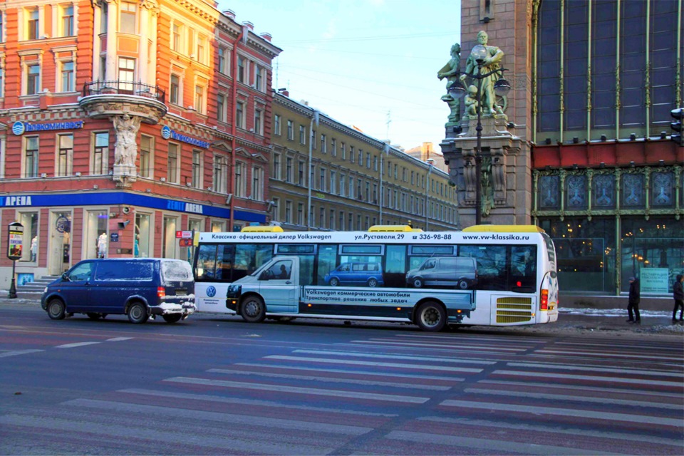 Транспорт 62. Автобус в центре Санкт-Петербурга. Необычные автобусы СПБ. Автобусы в СПБ В центре. Туристические машины в центре Питера.