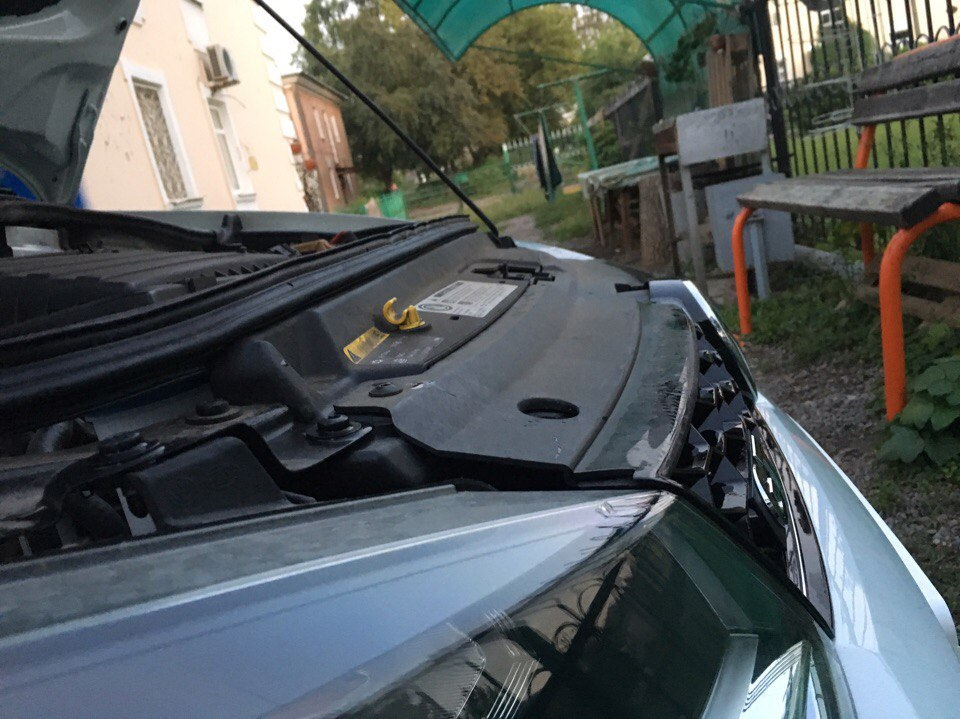 Защита подкапотного пространства от грязи — Volkswagen Polo Sedan, 1,4 ...