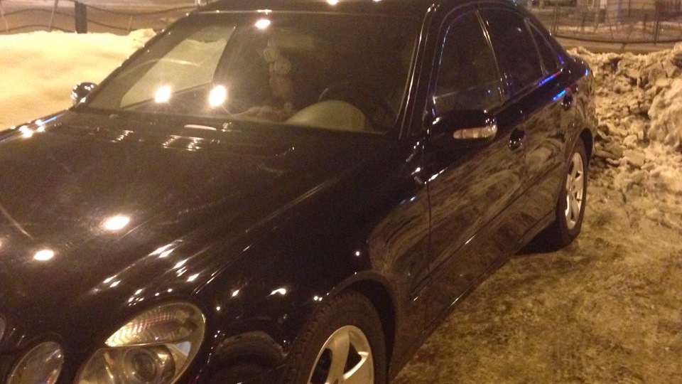 Троит секунд 5 на холодный и играет свет в салоне при нажатии на педаль ...