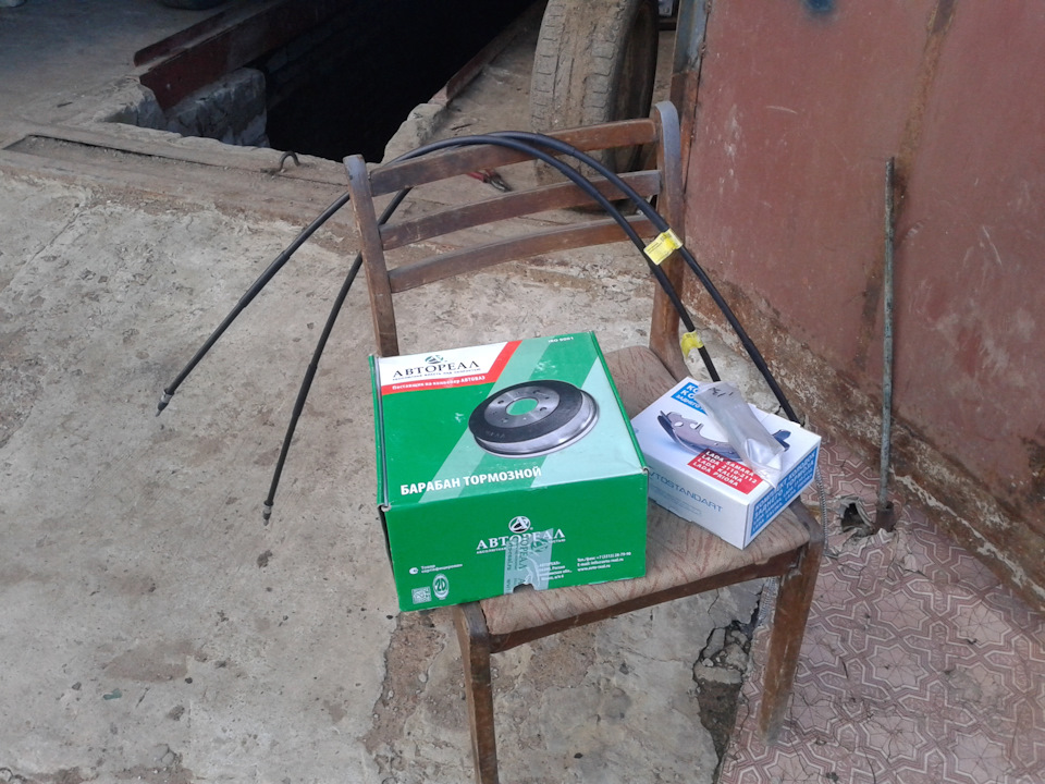 Замена задних тормозных барабанов — Lada Приора хэтчбек, 1,6 л, 2011 ...