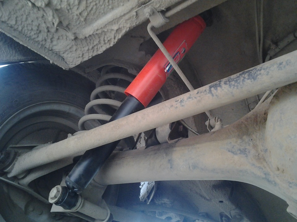 Меняем амортизаторы! — Lada 21063, 1,3 л, 1989 года | своими руками ...