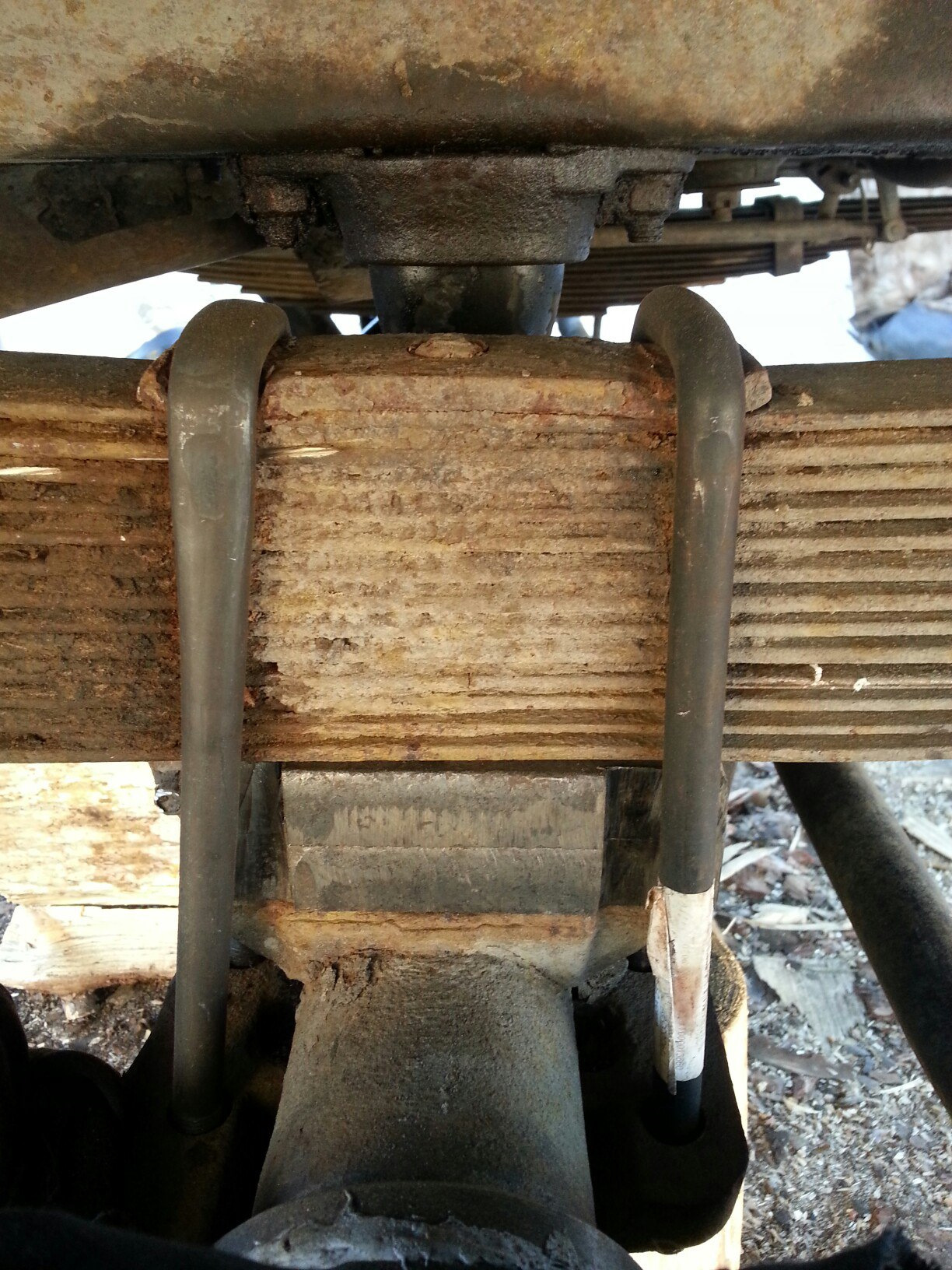 Крепление рессоры к мосту. Рессоры уаз 469. Крепление рессоры уаз 469. Крепление заднего рессора на уаз к мосту. Крепление рессоры к мосту.