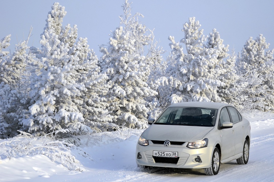 Седан зимой. VW Polo sedan зима. Фольксваген поло Снежка. Volkswagen Polo заснежены. Фольксваген поло зимой.