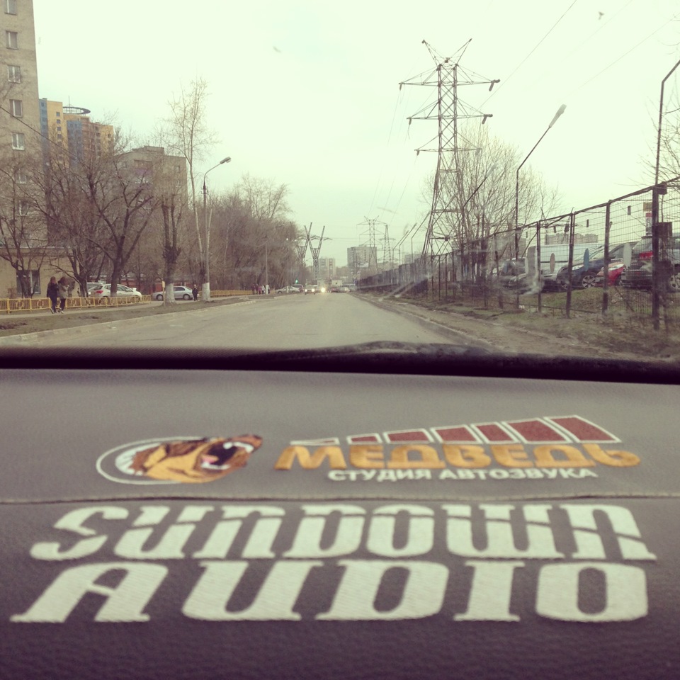 Перетяжка торпеды в эко кожу с вышивкой студии Медведь — Skoda Octavia ...