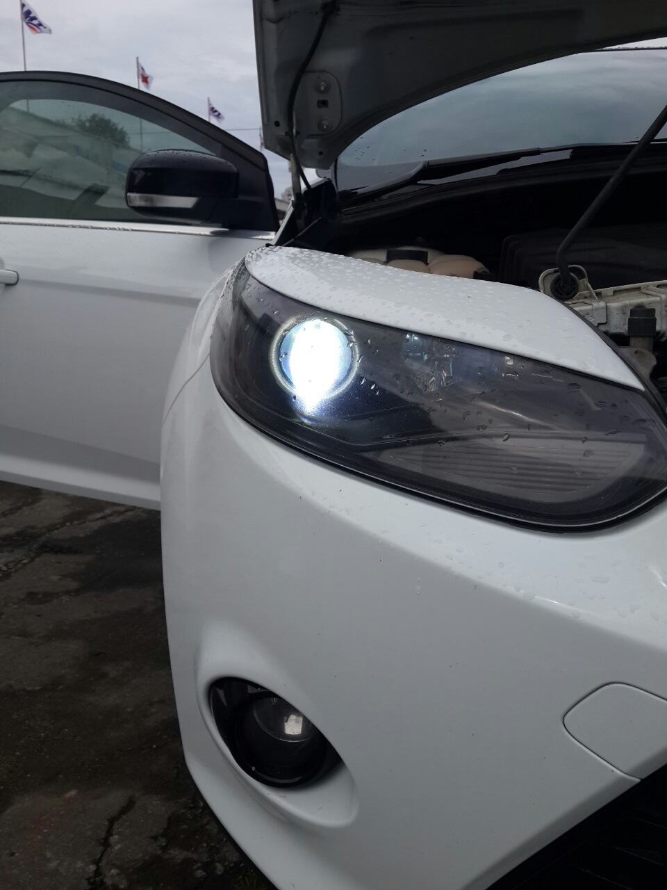 Обмен черные биксенон фары с ресничками в белый цвет на сток… — Ford ...