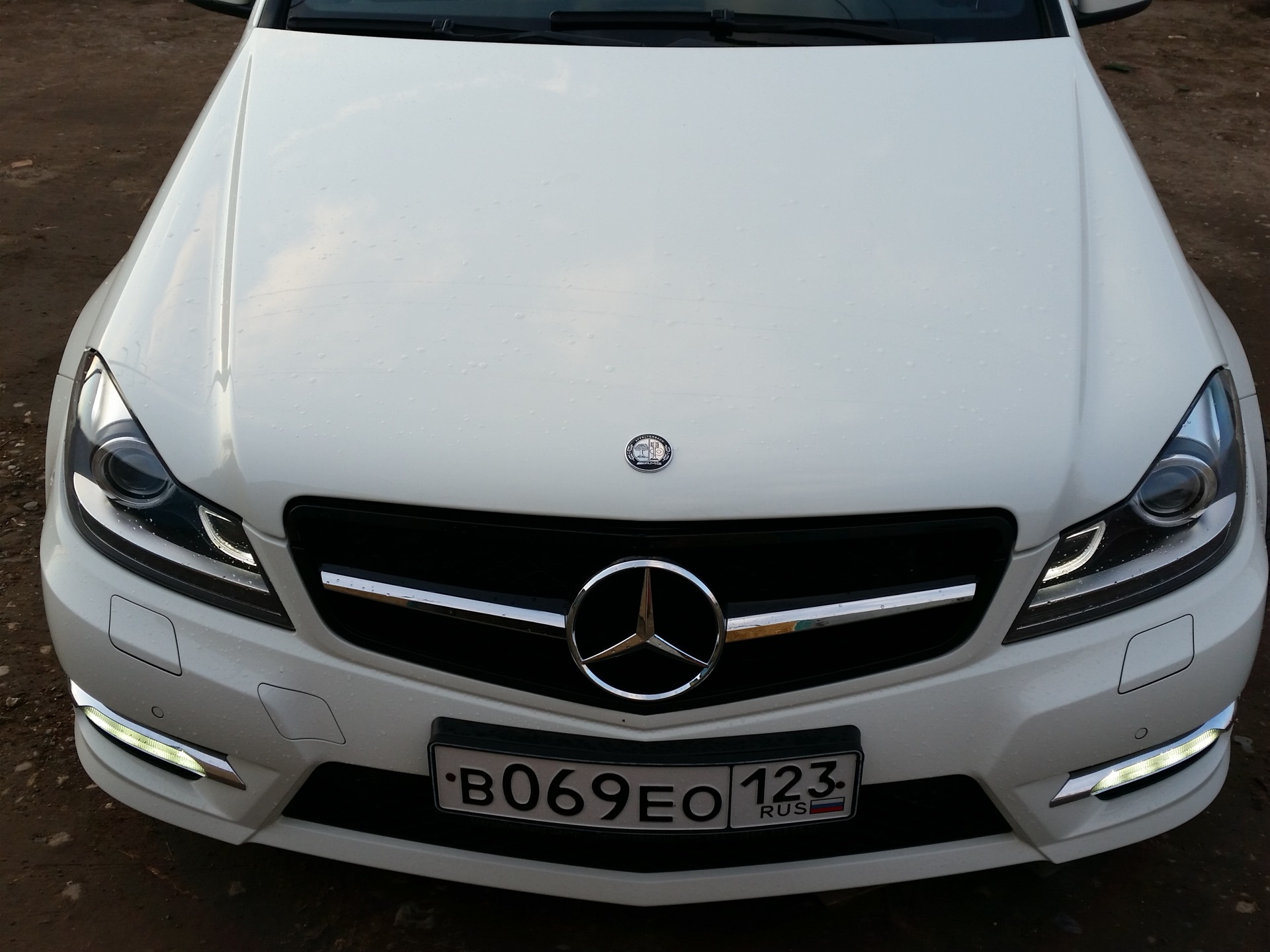 Exterior 7: Черно-белая эмблема на капот. — Mercedes-Benz C-Class (W204 ...