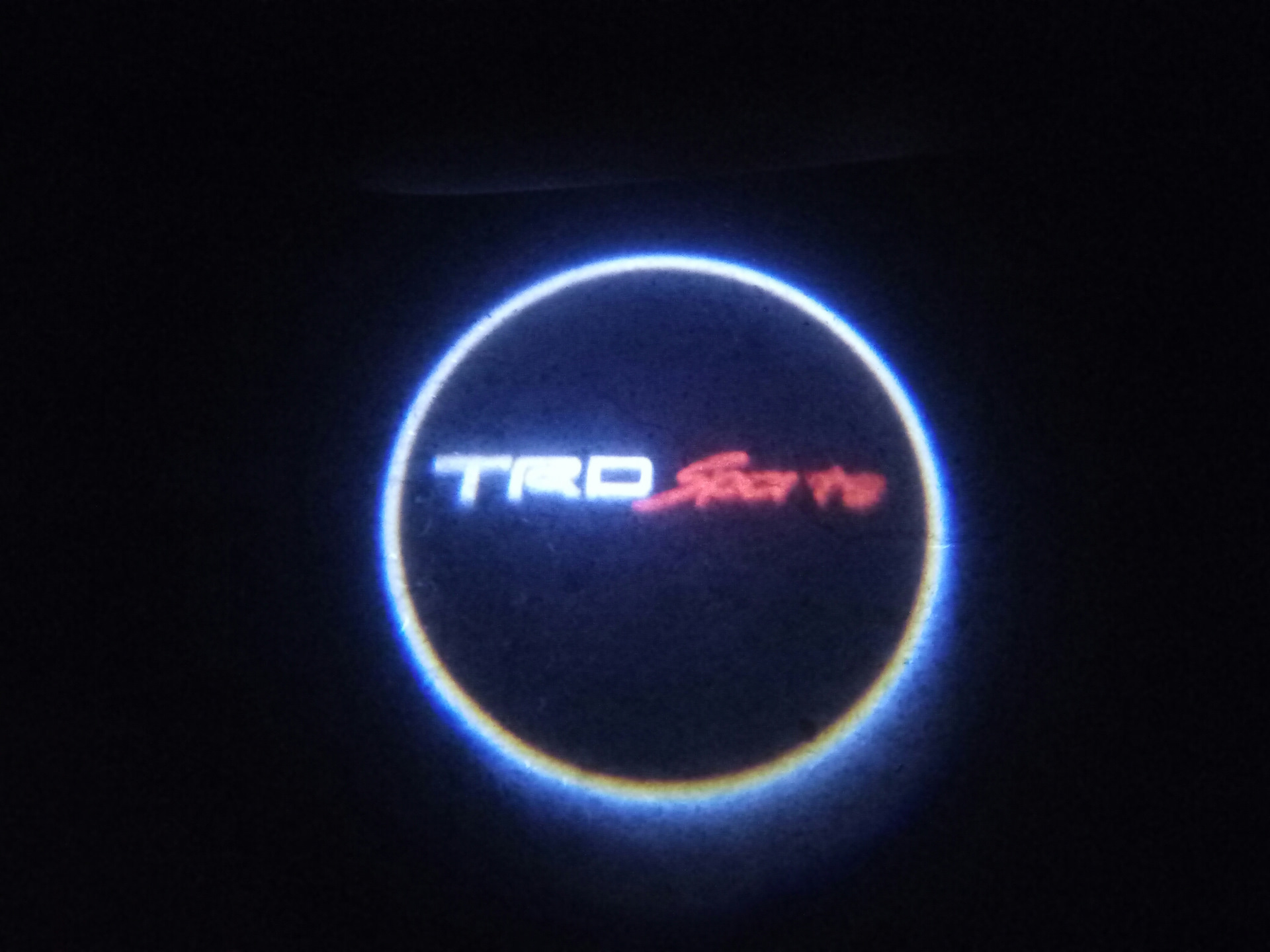 Установка логотипа на магнитолу. Подсветка лого Гранд Витра. Логотип с подсветкой. Тойота Филдер подсветка дверей. Подсветка с логотипом Порше в дверь.
