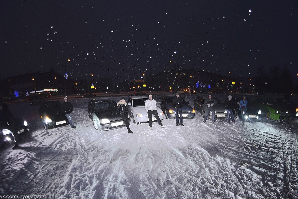 толпа пацанов ночью. владивосток jdm сходки. сходка друзей. снежная сходка музыка первого. ваз 2106 спорт.