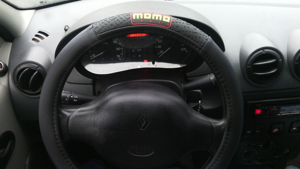 Руль рено логан 2010 год. Руль рено логан 1 2009. Чехлы на руль автомобиля ларгус. Оплётка на руль рено логан 1. Оплётка на руль рено логан 1.