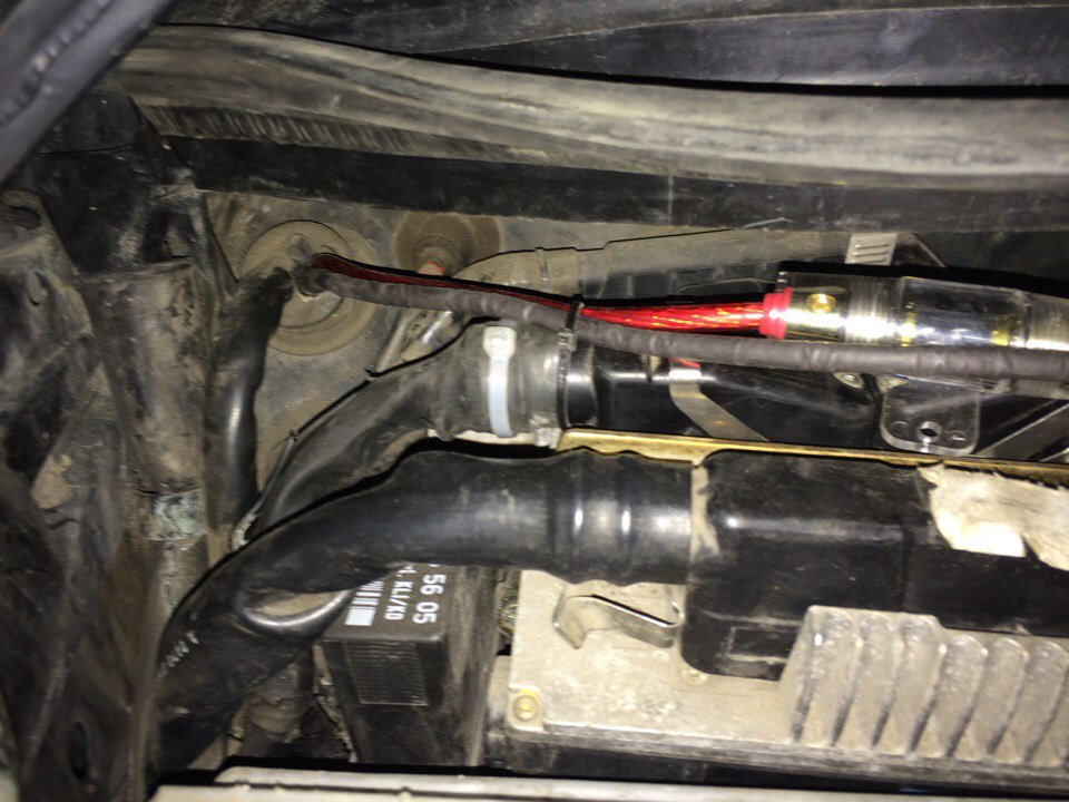 И аккуратно просовываем все это в штатную резинку, которая ведет провода из подкапотки в салон — Mercedes-Benz E-Class (W124)