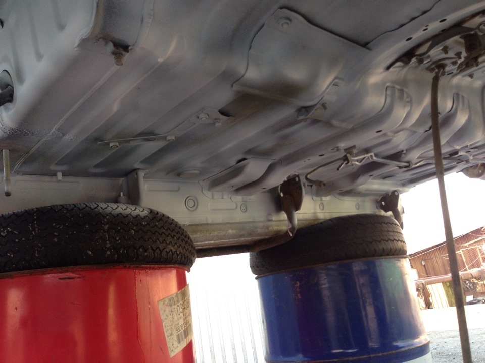 цветное днище автомобиля. заглушки днища на daewoo nexia. днище skyline 34. краска для днища автомобиля. краска для днища.