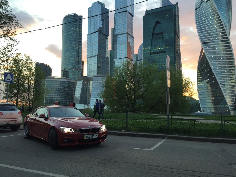 Машина сити. BMW m5 около Москвы Сити. BMW Москва Сити. Машины Москоу Сити. БМВ м5 Москва Сити.