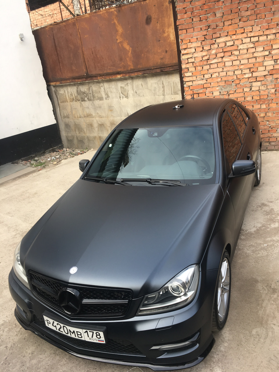 Полная оклейка в темно-серый сатин — Mercedes-Benz C-class (W204), 1,8 л,  2011 года | тюнинг | DRIVE2