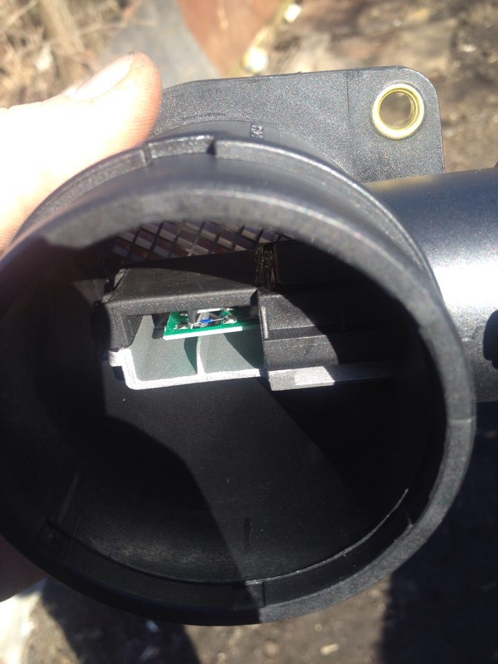 Где стоит расходомер воздуха. 8. Датчик дмрв ваз 2109. Датчик контроля воздуха ваз 2114. Электрическая схема датчика массового расхода воздуха.