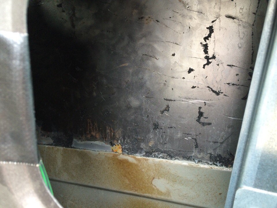 Ржавеет ли под виброизоляцией. Виброизоляция 2. Ржавчина под виброизоляцией. Ваз 2110 гниль. Шумоизоляция дверей пассат б5.