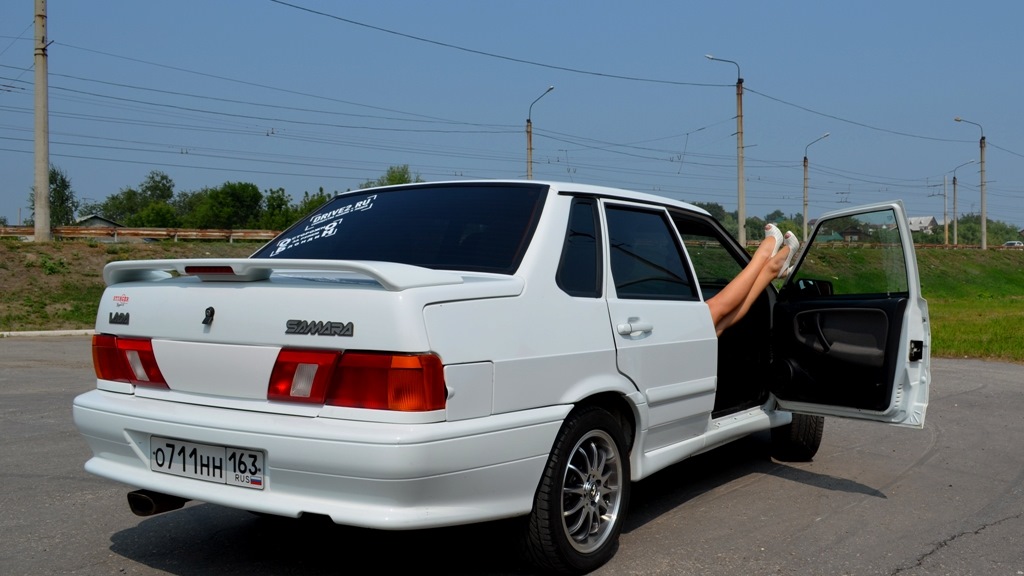 Черно белая 15. Пятнашка ВАЗ 2115. ВАЗ 2115 белая. ВАЗ 2115 белая тюнинг. Lada 2115 белая.