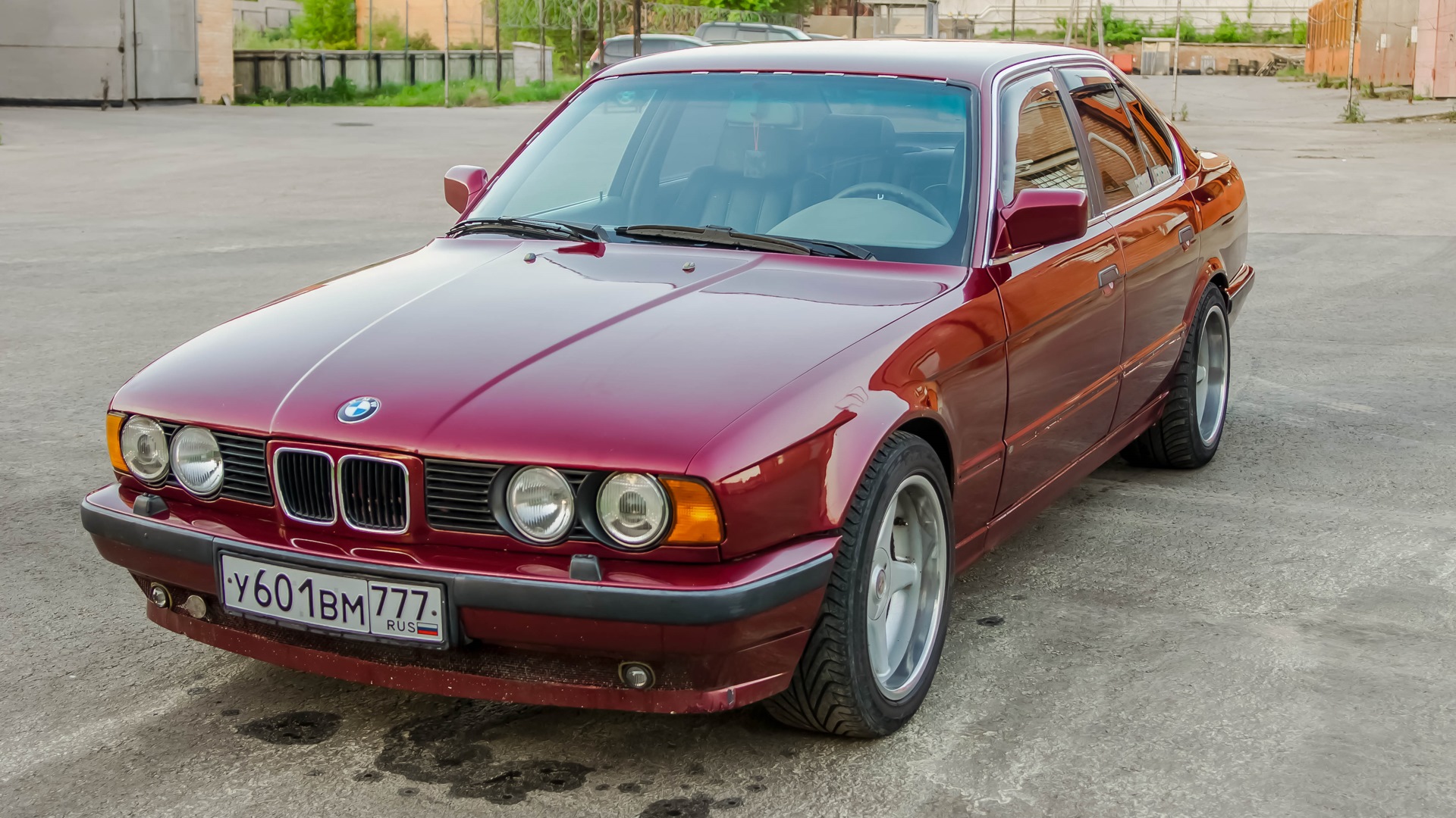 BMW e34 темно красная