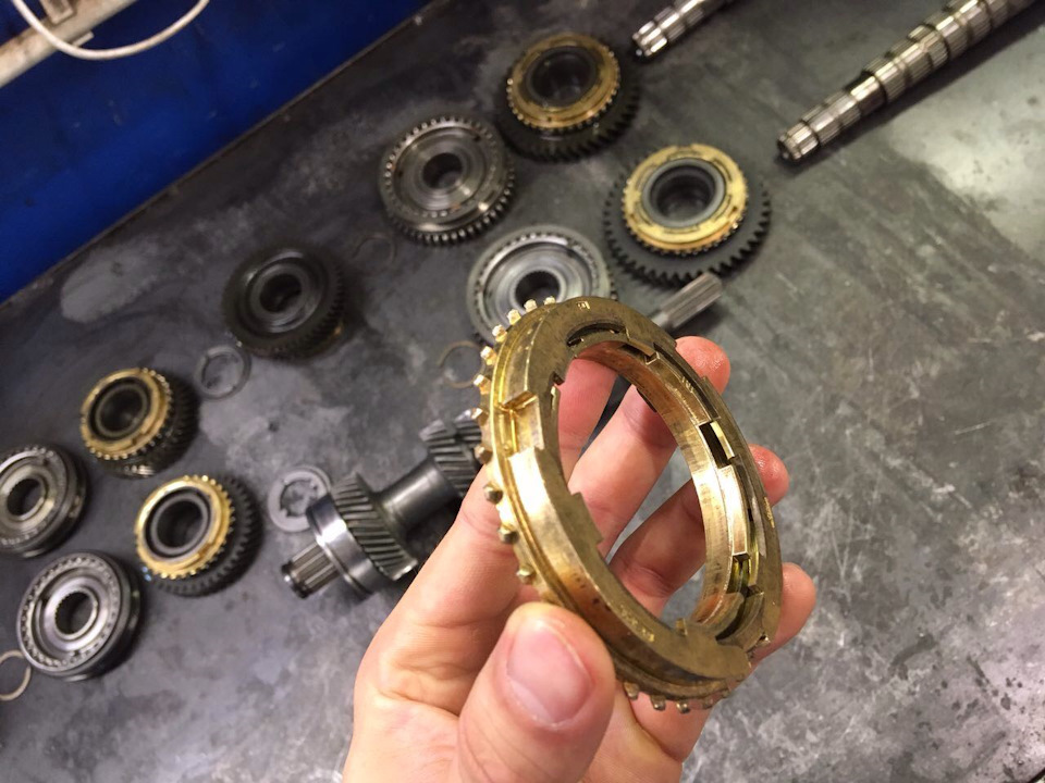 потроха синхрона — Ford Fiesta (Mk V)