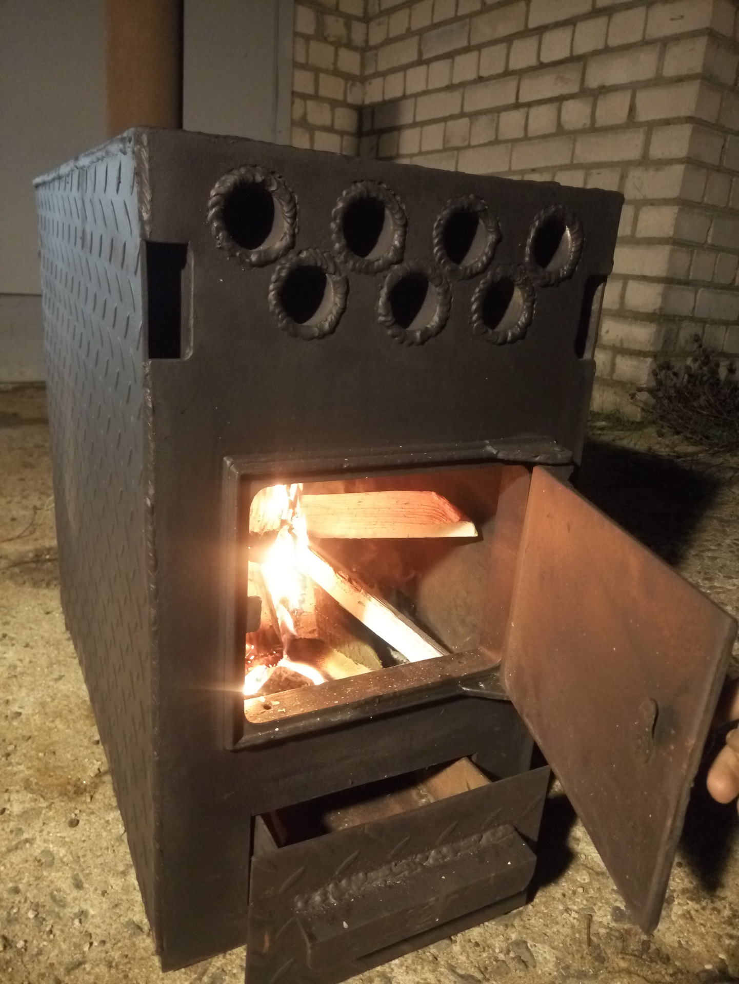 Купить самодельную печь. Печь стальная буржуйка дровяная. Печь дровяная буржуйка с теплообменником. Печка в гараж. Печь для гаража на дровах.