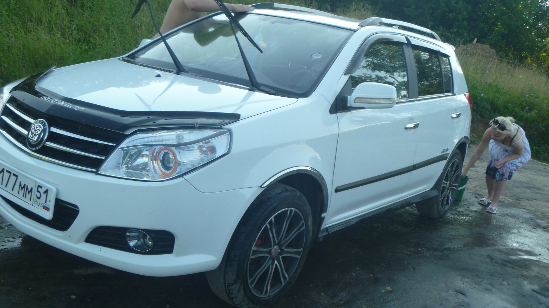 Девушка и Geely MK Cross