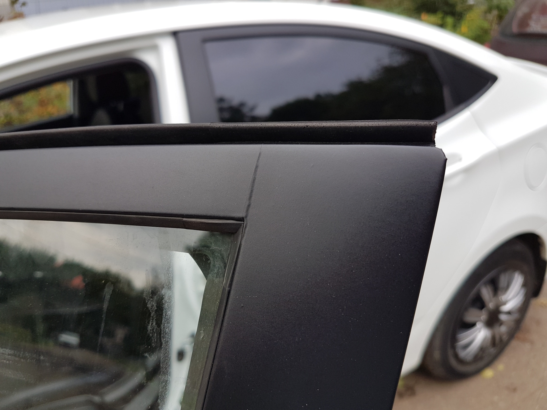 Накладка двери солярис. Накладки на рамку двери Solaris 2017. Солярис 2 двери черные. Hyundai Solaris 2013 стойки дверей. Пленка на стойки дверей Hyundai Solaris.