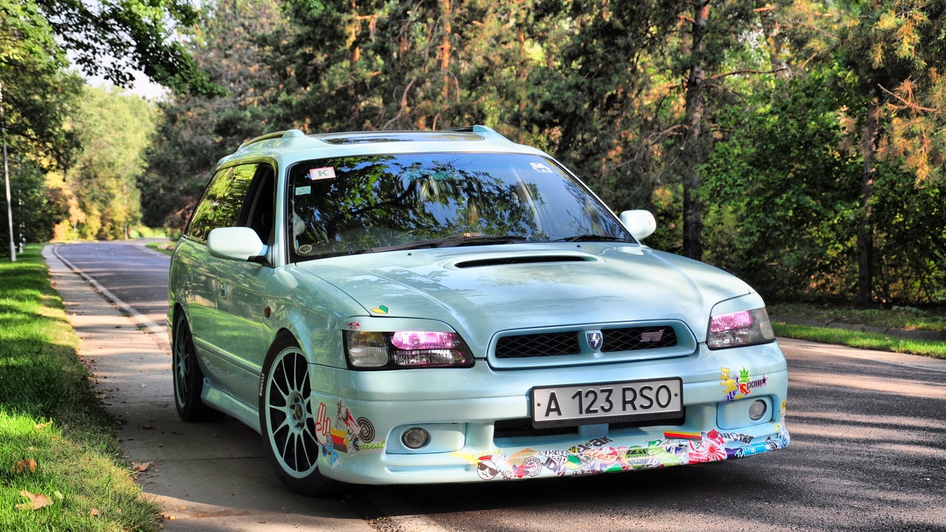 Розовая Subaru Legacy