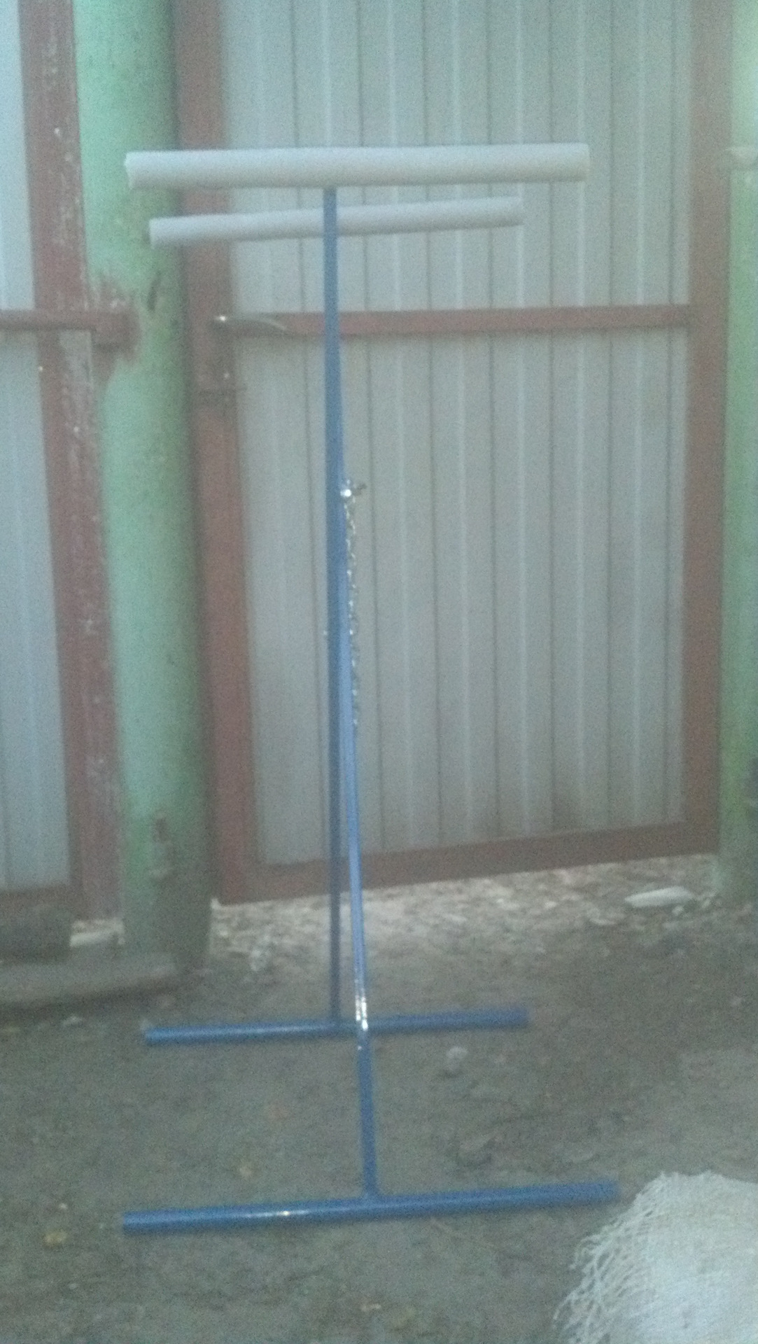 Стойка для выбивания ковров во дворе