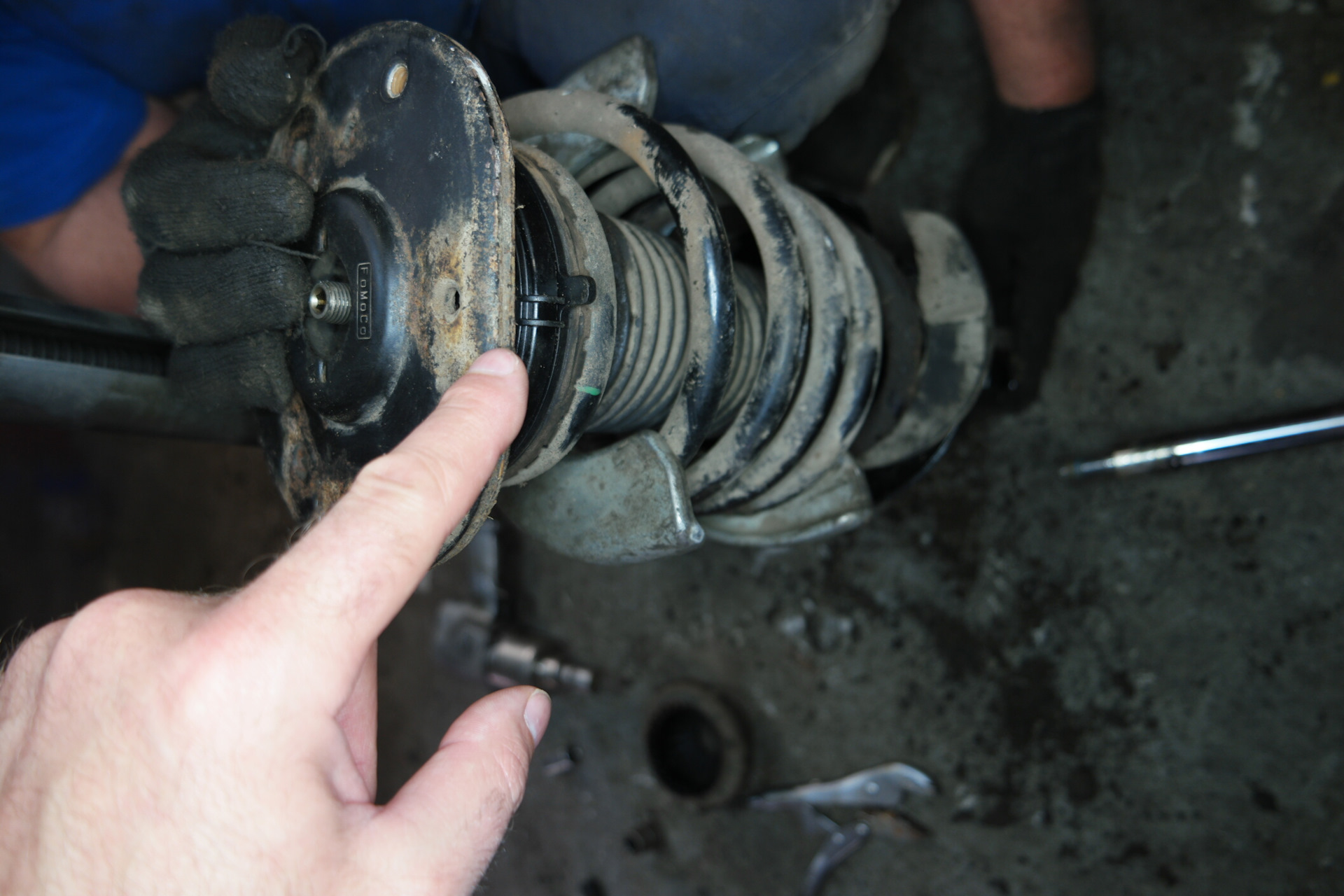 Снятие и установка амортизатора передней подвески Skoda Octavia I Tour 1996 - 20