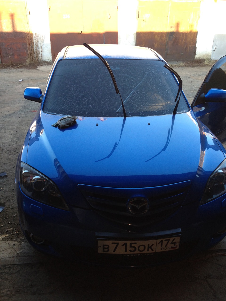 Тонировка лобового) и сухая мойка) — Mazda 3 (1G) BK, 2 л, 2005 года |  просто так | DRIVE2