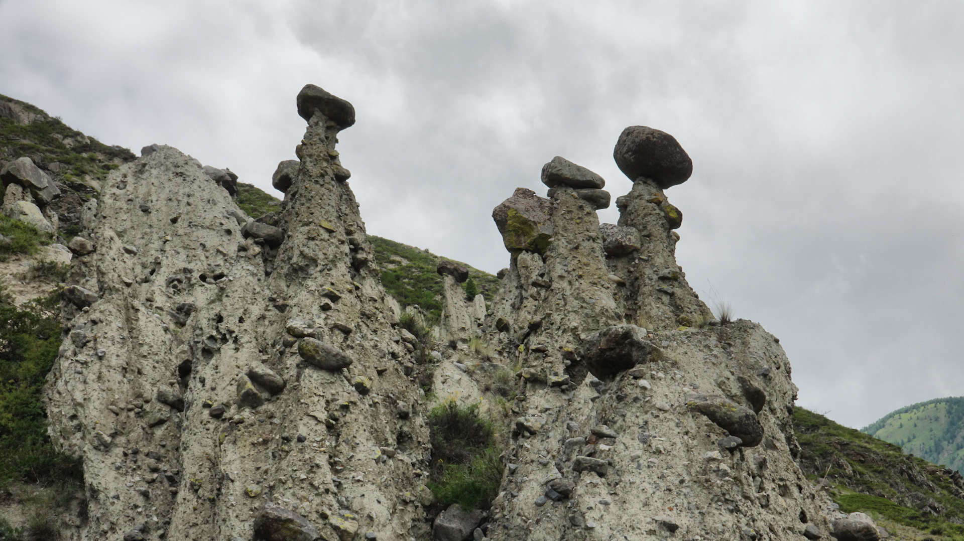 Скалы грибы на Алтае