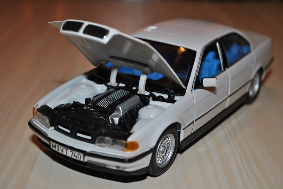 Модель 1/18 BMW 7-series 740i (E38) 1994 бордовый металлик