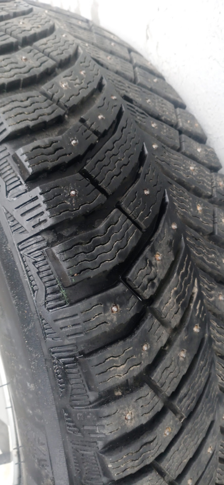 Шины зимние шипованные Michelin 215/65 R17, литые диски Nissan 6,5Jx17 ...