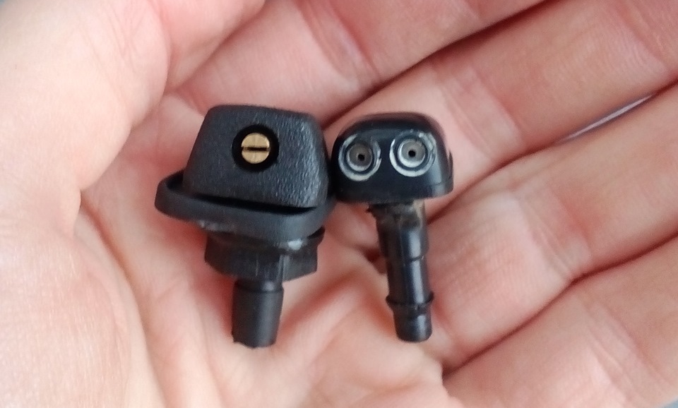 Как настроить веерные форсунки. Шкода фабия форсунка омывателя лобового стекла. Как настроить веерные форсунки. Как настроить веерные форсунки. Форсунка жиклер омывателя нива шевроле.