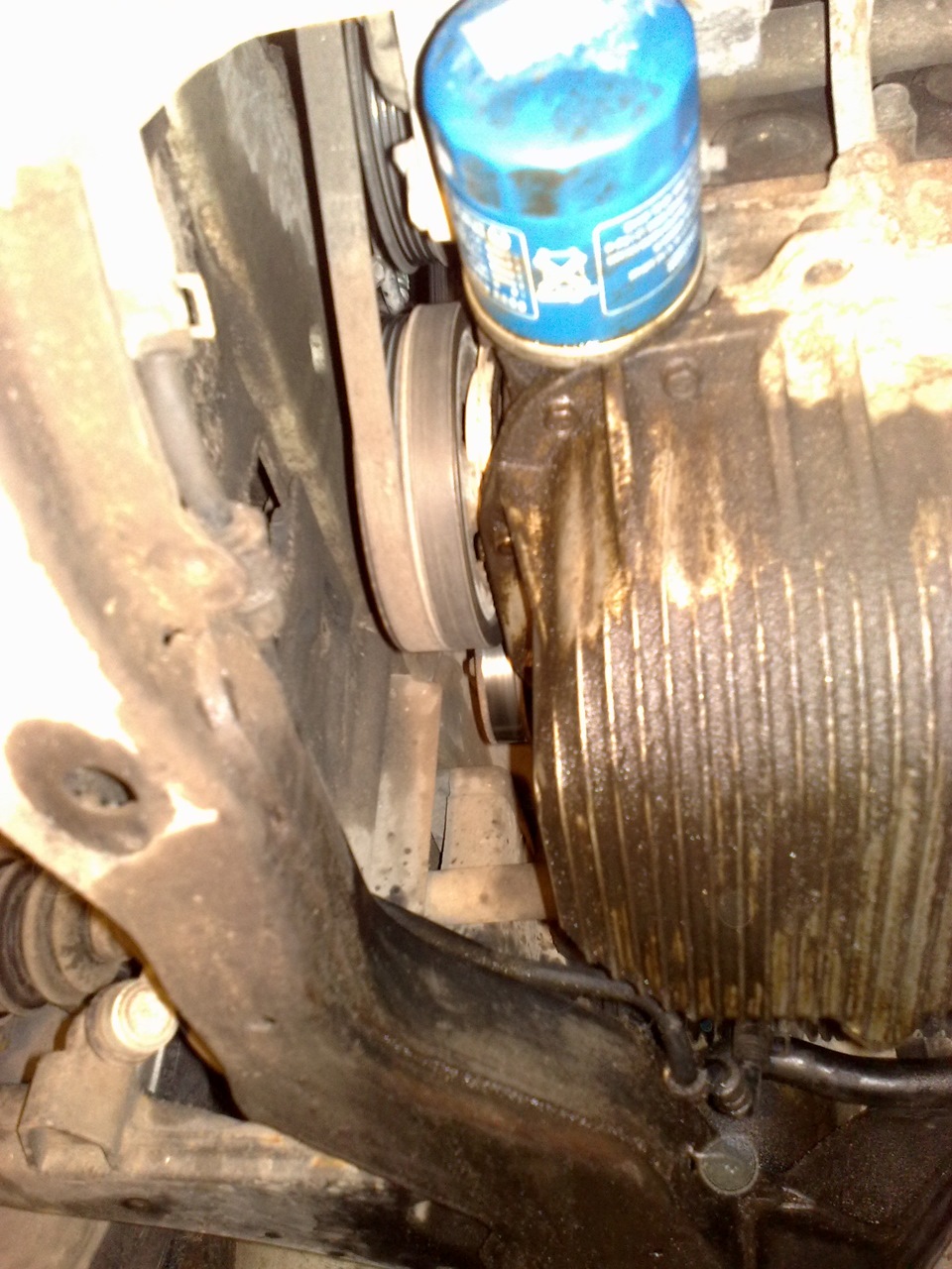 Потек передний сальник коленвала — Hyundai Elantra (3G), 2 л, 2003 года ...