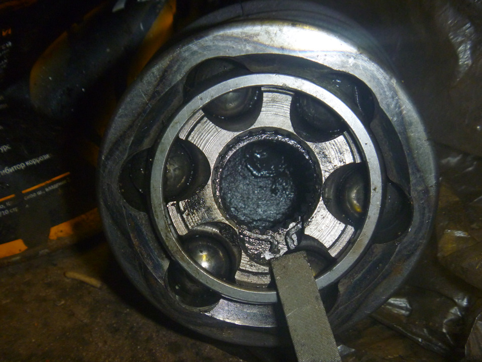 Снятие наружного ШРУСа со стопором с усиками. — Audi 100 (C3), 2 л ...