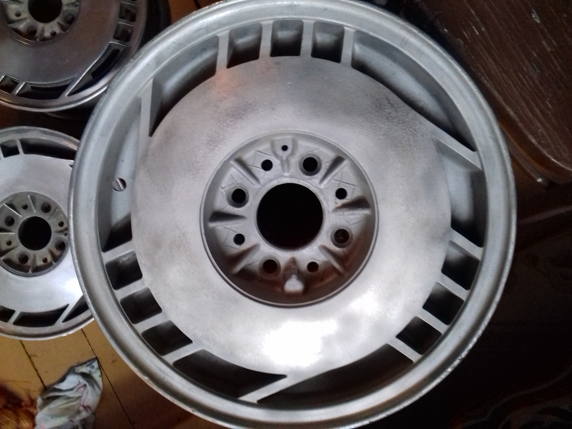 Сварка литого диска. Сварка дисков аргоном. Сварной шов на диске. Сварка дисков аргоном. Варёная литье.