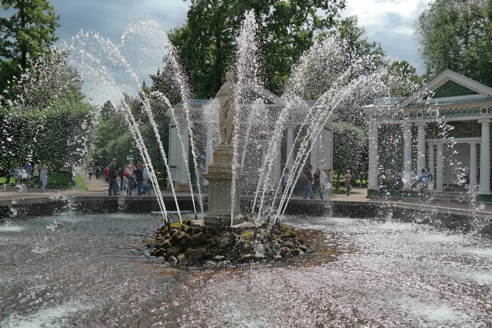 Кстати, в Петергоф вовсе необязательно тащить с собой тормозок и раскладывать его на лавочках (как это делают многие) — на территории есть ресторан и столовая. — Mazda CX-5 (1G)