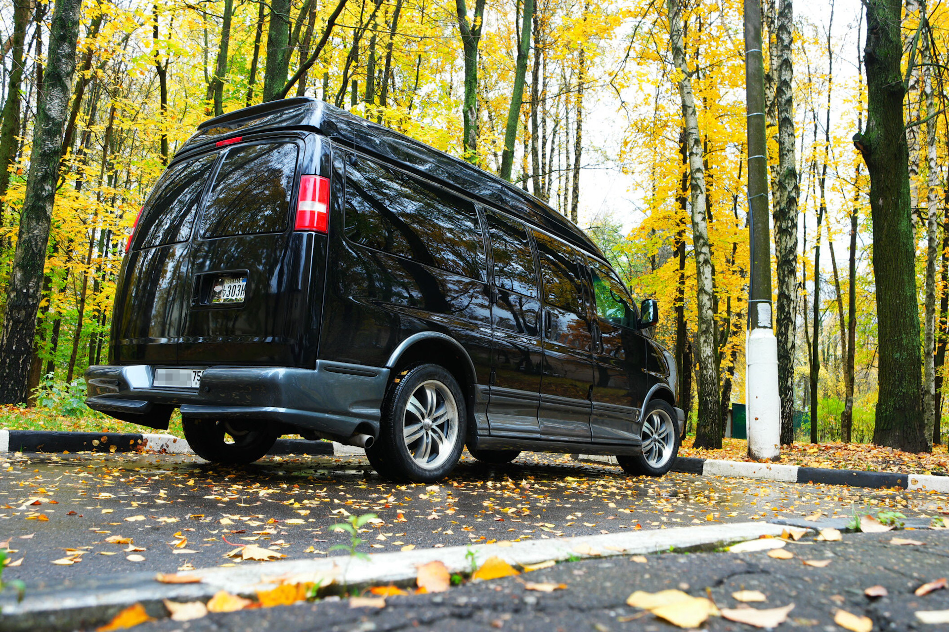 Минивэн челябинская область. Chevrolet Express путешествия. Семейный микроавтобус. Семейный минивэн. Микроавтобус для семьи.