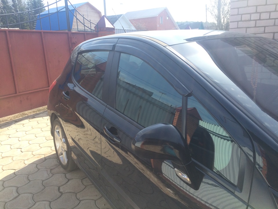 Ветровики на двери — Peugeot 308 (1G), 1,6 л, 2009 года | стайлинг | DRIVE2