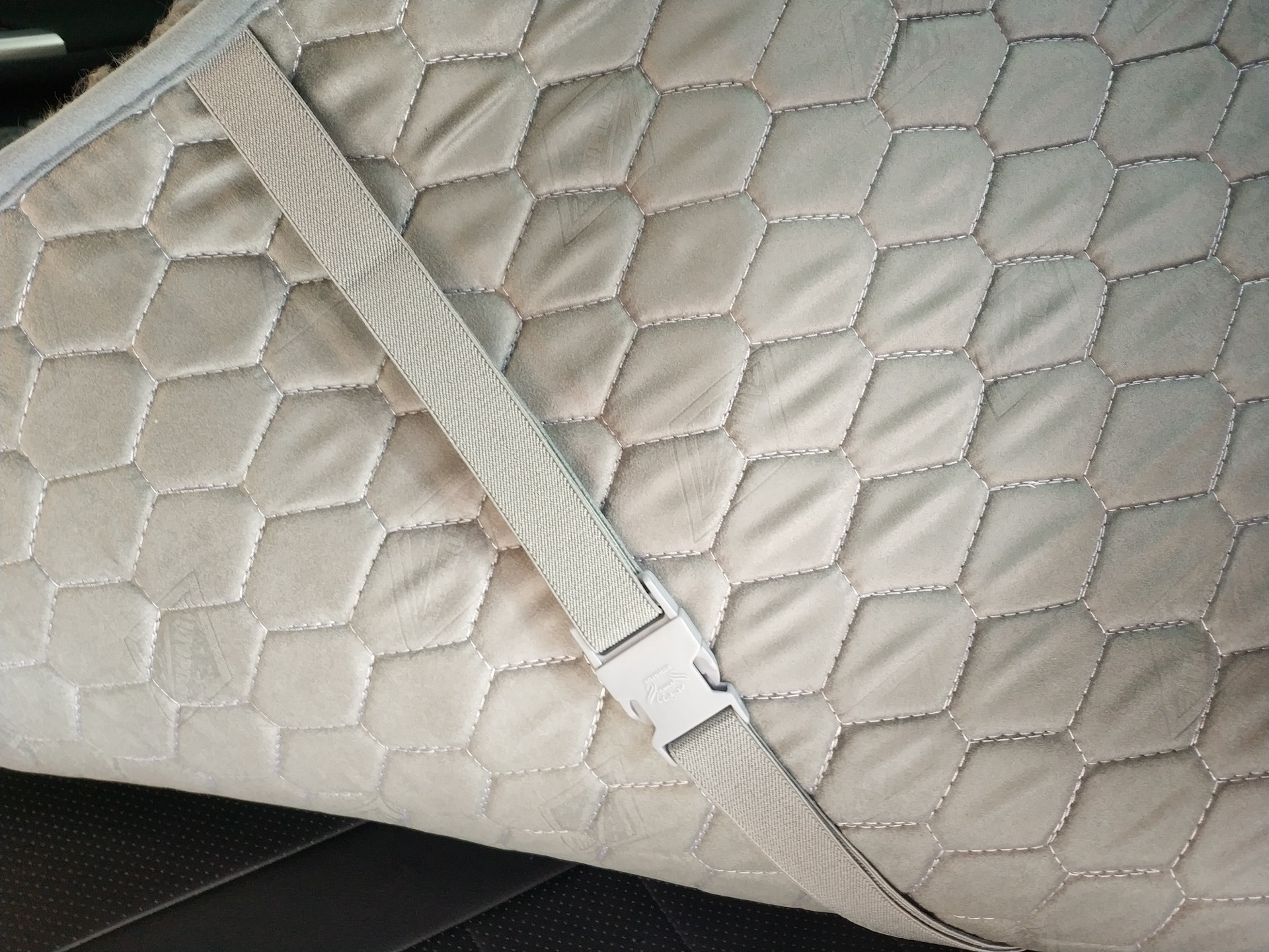 Меховая накидка на задний диван — Toyota Corolla (140/150), 1,6 л, 2011 ...